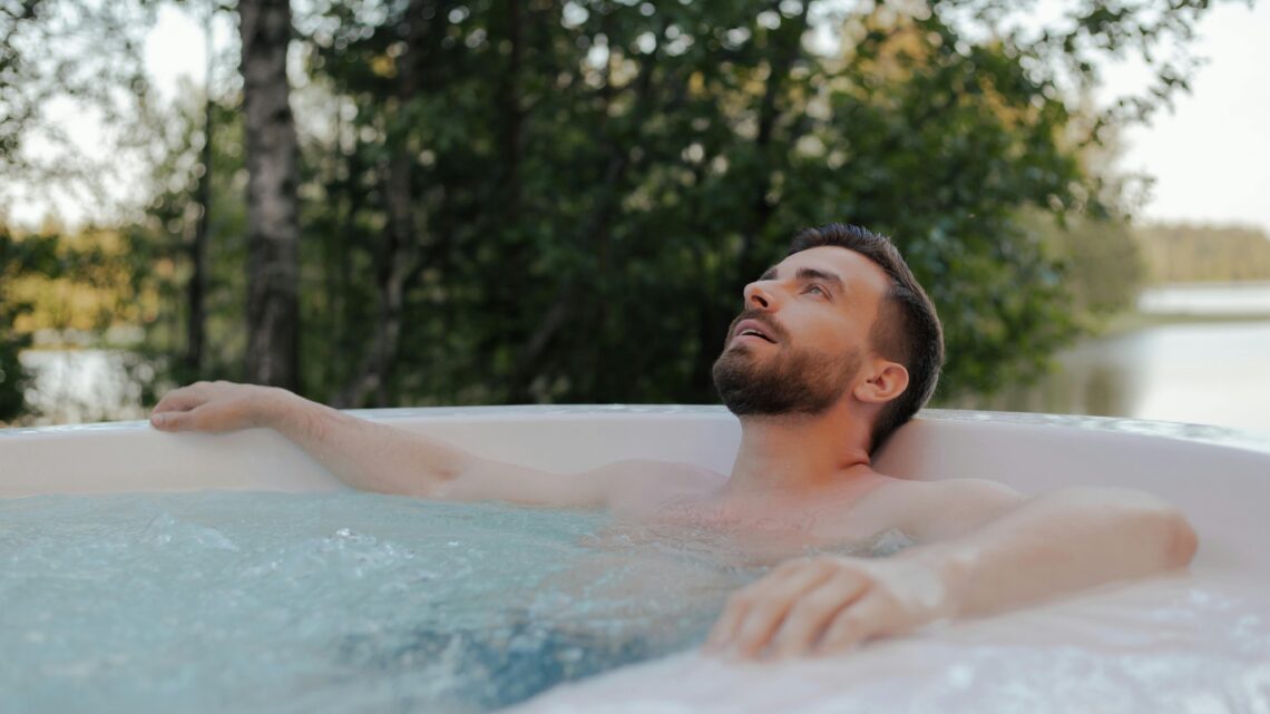 Czym się różni wanna spa od jacuzzi ogrodowego? Przewodnik po luksusowym relaksie na świeżym powietrzu z użyciem wanny spa ogrodowej